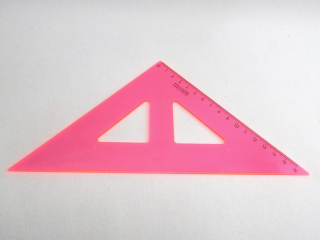 Trojúhelník růžový s ryskou 16 cm